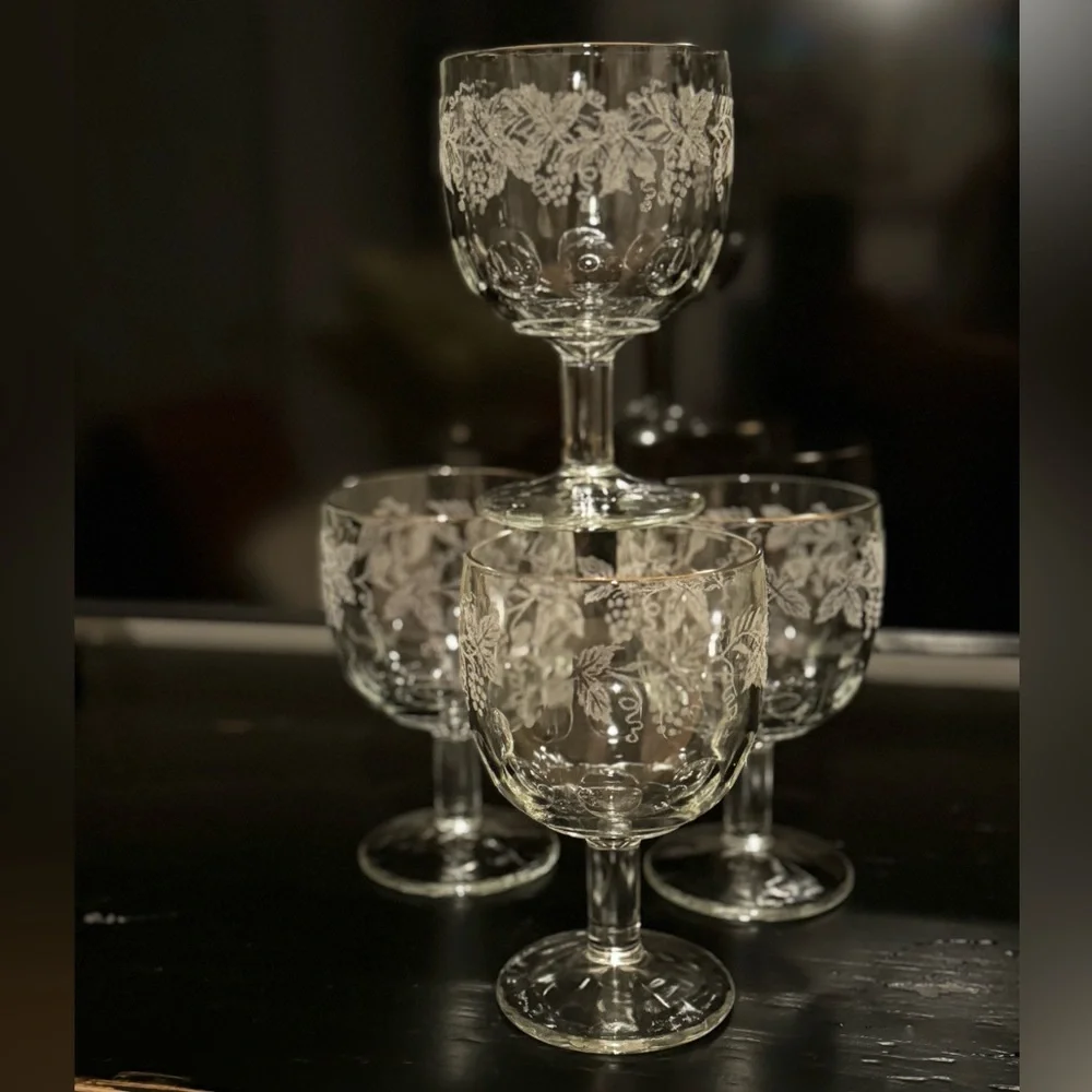 Bartlett Collins Grape Gold Rim Leaf Etched Glass Goblet (Set of 4)